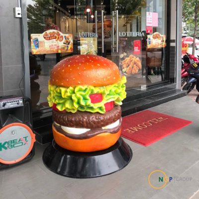 Mô hình hamburger thực tế tại cửa hàng